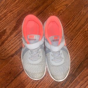 NIKE Revolution 4 Girls Velcro Sneakers